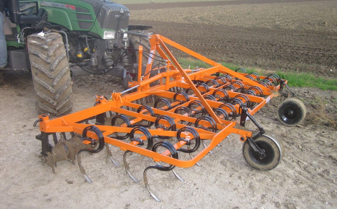 Vibrocoltivatore con attacco anteriore
