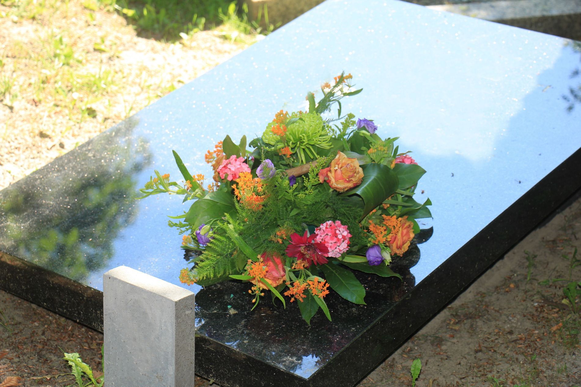 fiori su una lapide in marmo