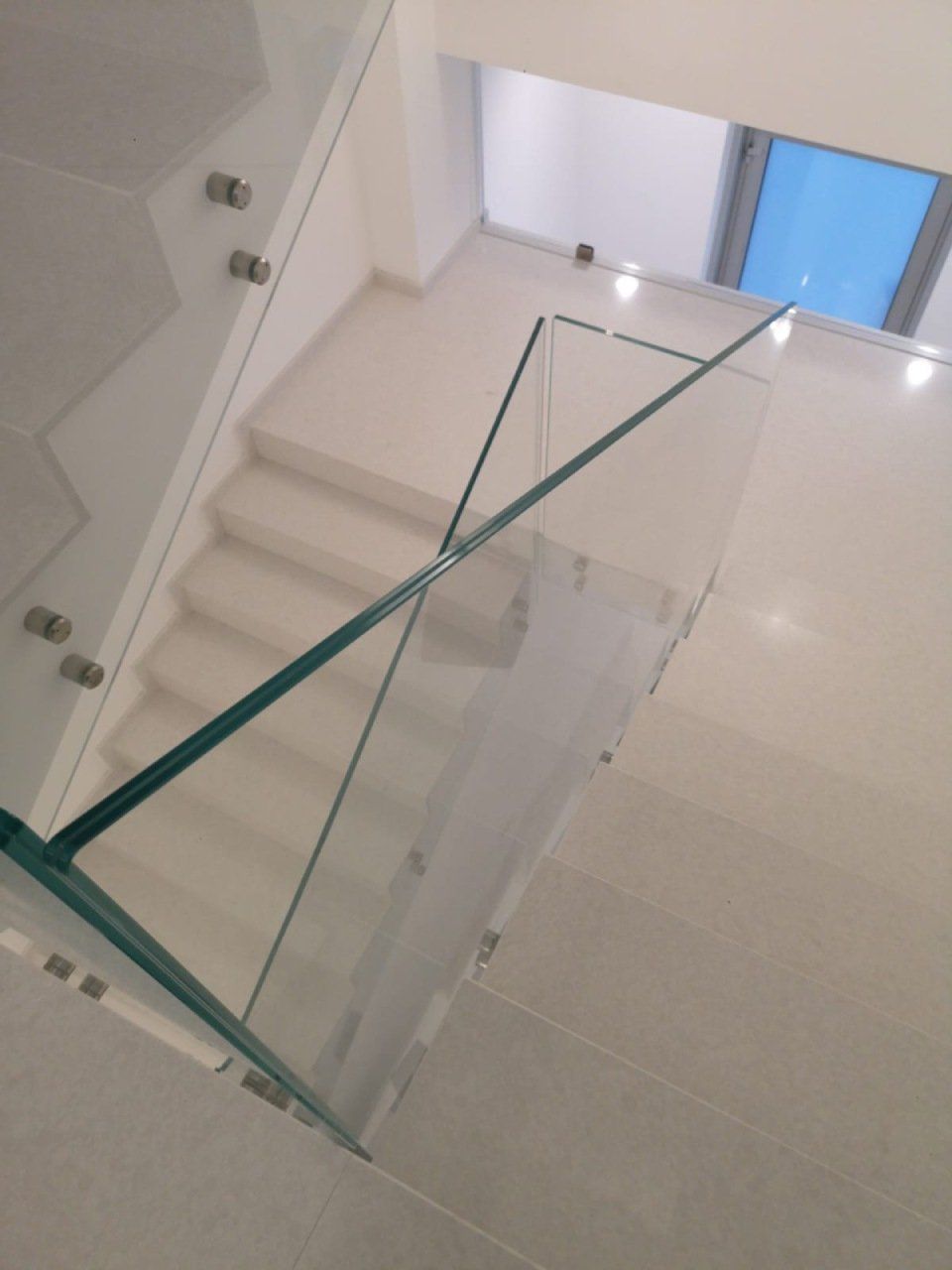 Staircase with transparent balustrade 2
