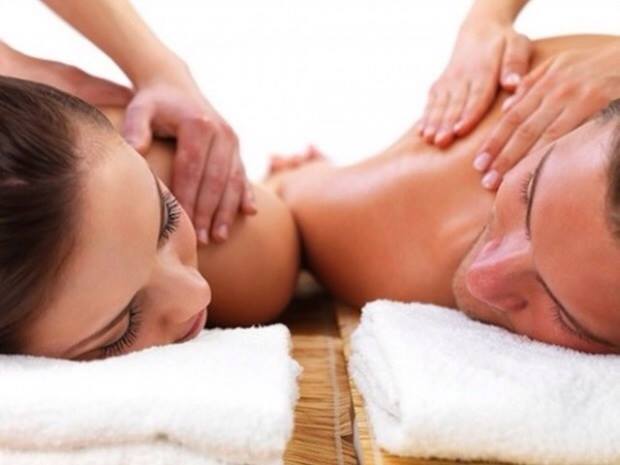 estetista che cura il viso della cliente