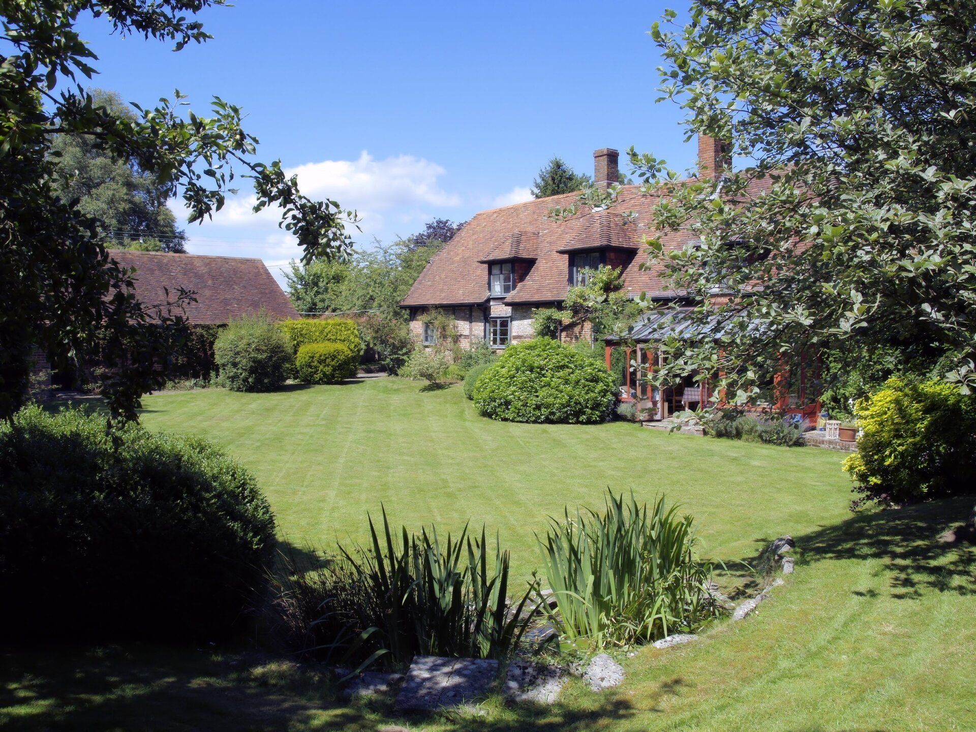 Pretty back garden of country cottage