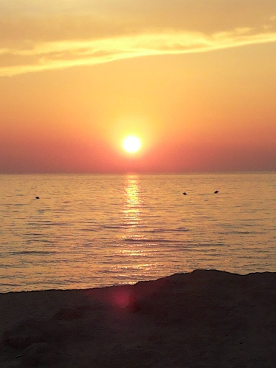Un pittoresco tramonto sul mare