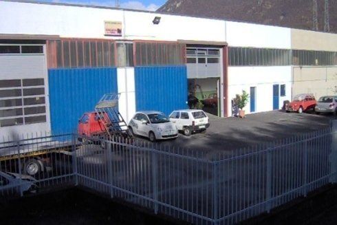 Parcheggio esterno a un'officina