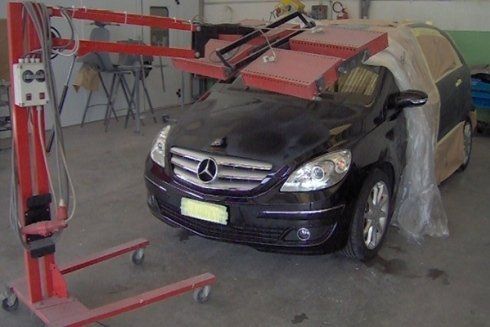 Lavori di carrozzeria su un veicolo