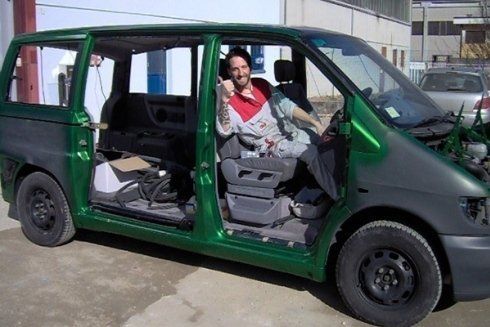 Furgone in lavorazione presso un'officina