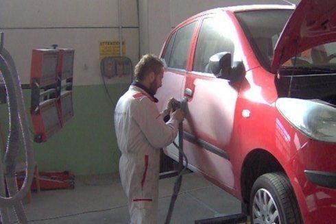 Meccanico durante la verniciatura