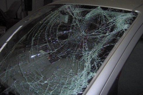 Parabrezza rotto di un autoveicolo