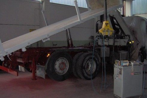 Riverniciatura della carrozzeria di un camion