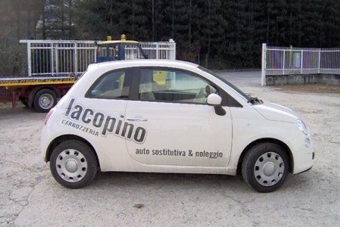 Macchina con pubblicità sulla carrozzeria