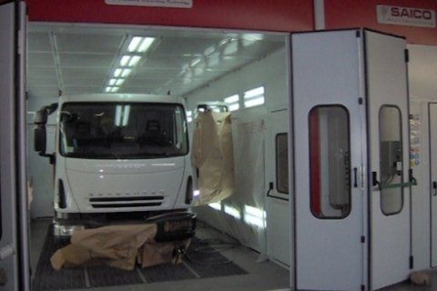 Riverniciatura carrozzeria di un autobus