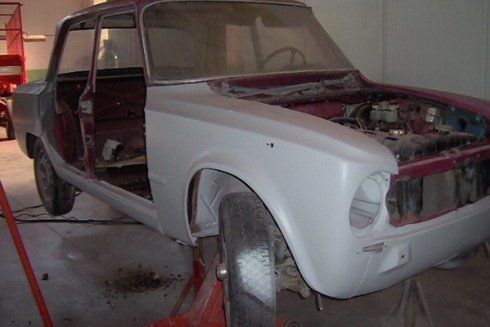 Riverniciatura della carrozzeria di un'auto d'epoca