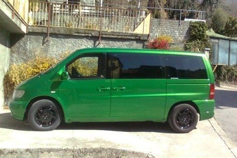 Van con carrozzeria appena ridipinta