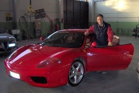 Una macchina sportiva presso un'autofficina