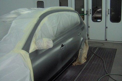 Riverniciatura della carrozzeria di un'auto