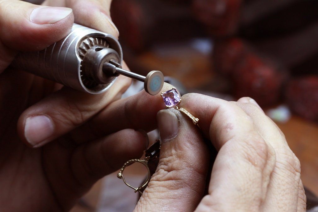 Lavorazione di un anello con pietra