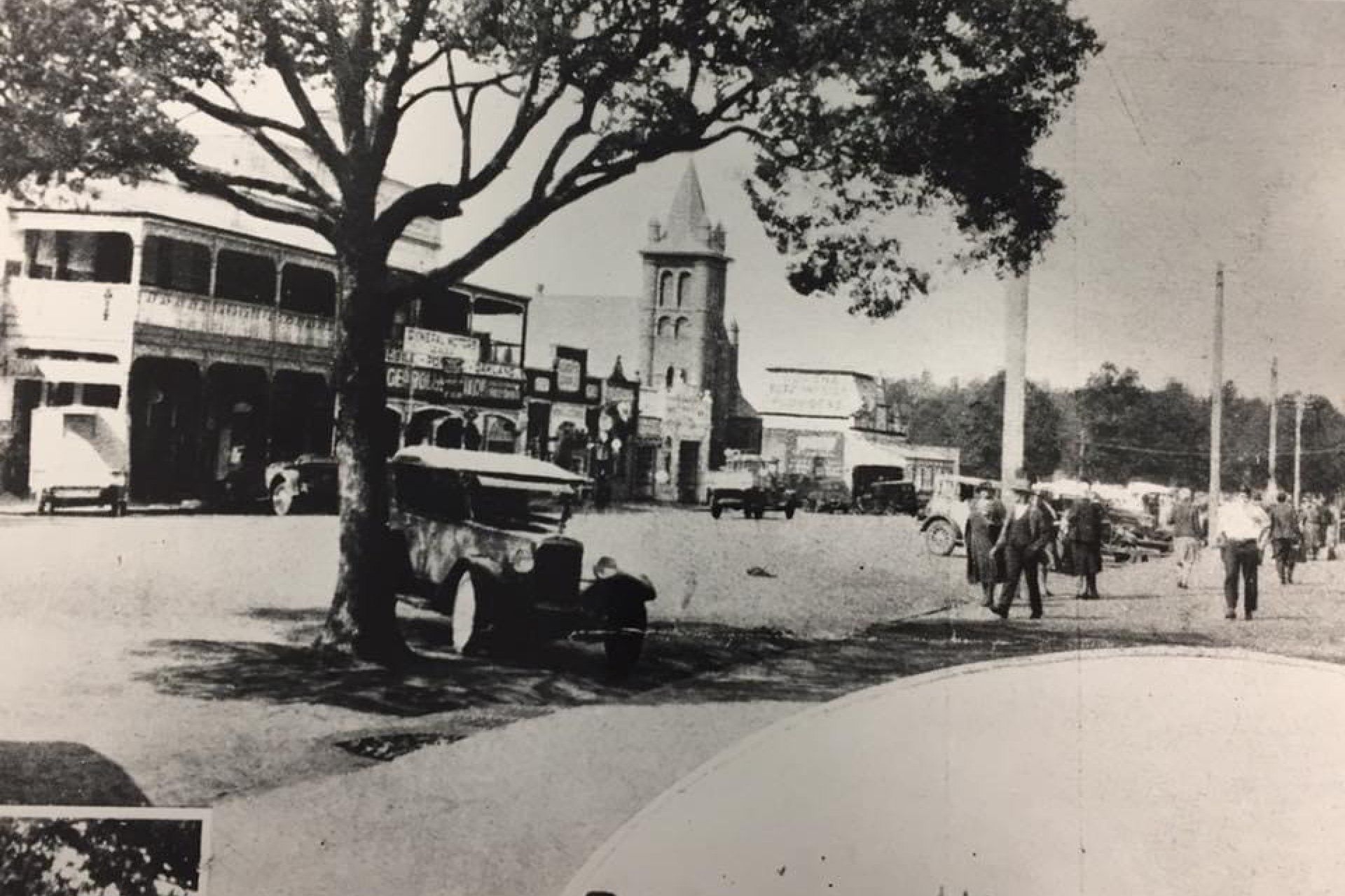A black and white photo of a city street