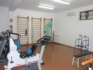 sala con attrezzi per esercizi di riabilitazione