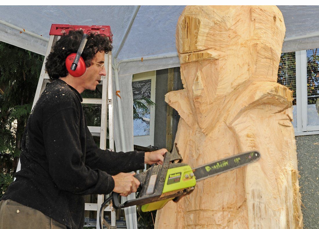 wood sculpture chainsaw carving