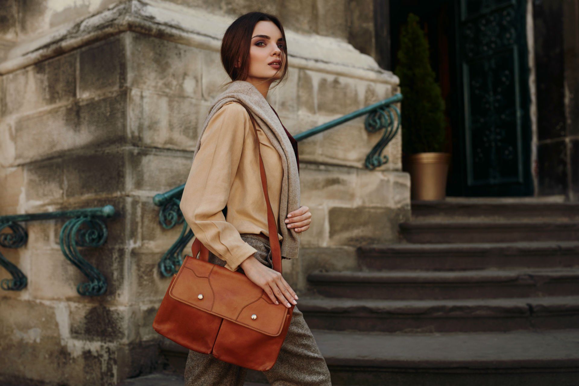 donna con borsa in pelle