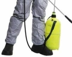 addetto con tuta da lavoro e nebulizzatore