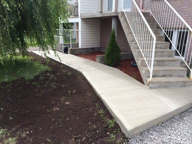 Une passerelle en béton menant à un escalier