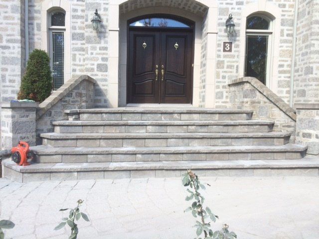 Une maison avec des escaliers menant à la porte d'entrée