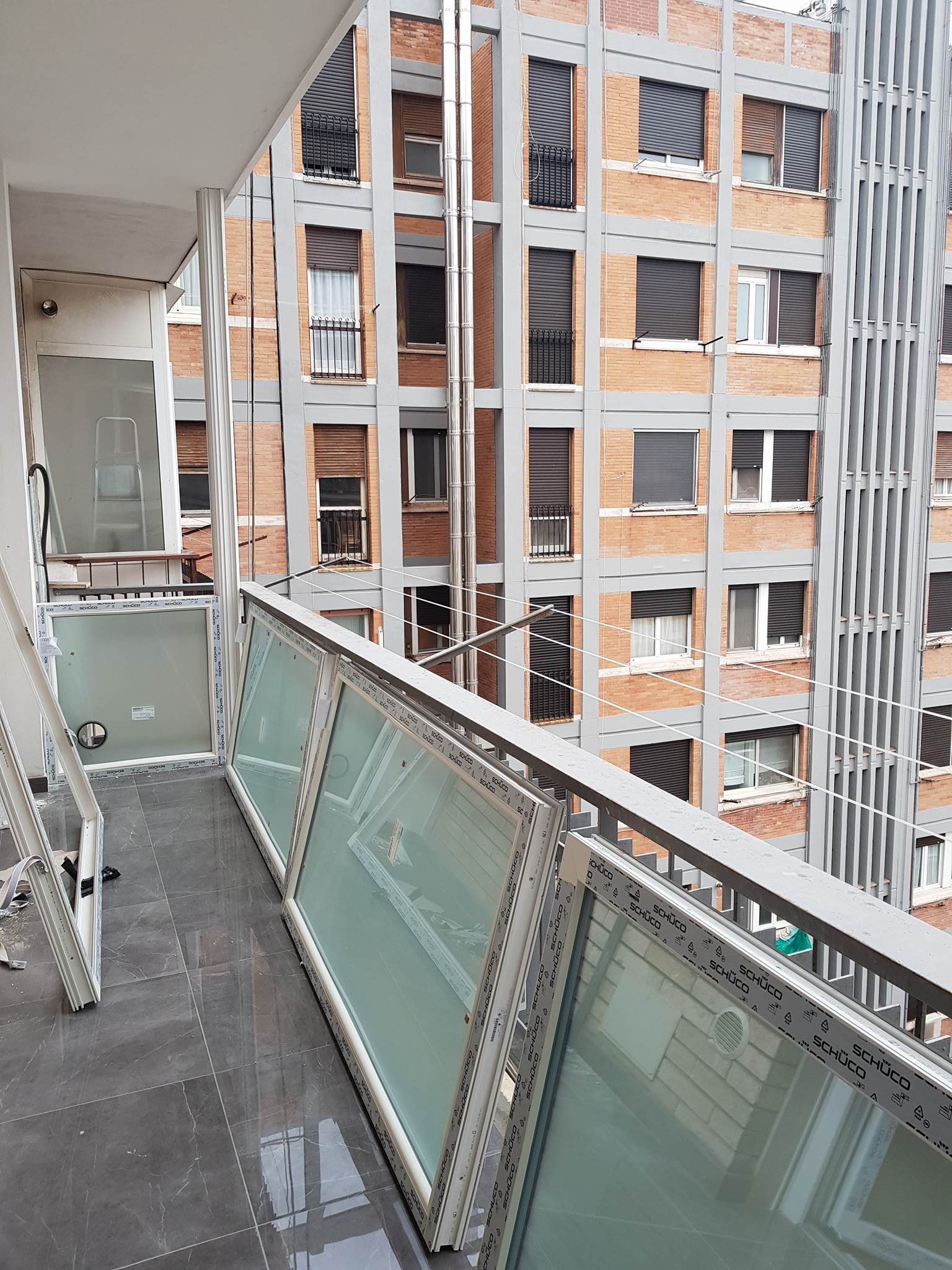 installazione vetrata continua in PVC