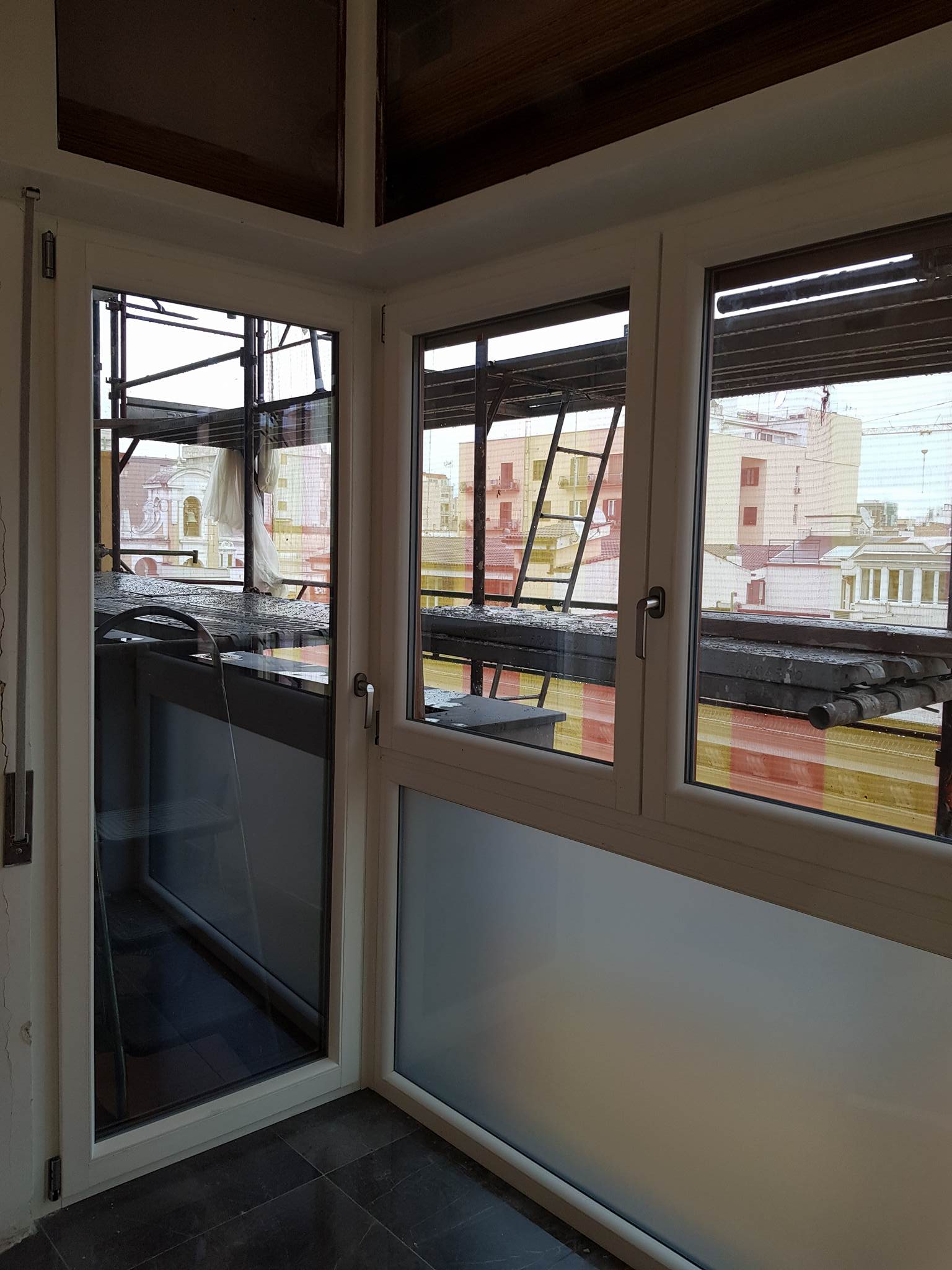 Vetrata continua con porta finestra in PVC
