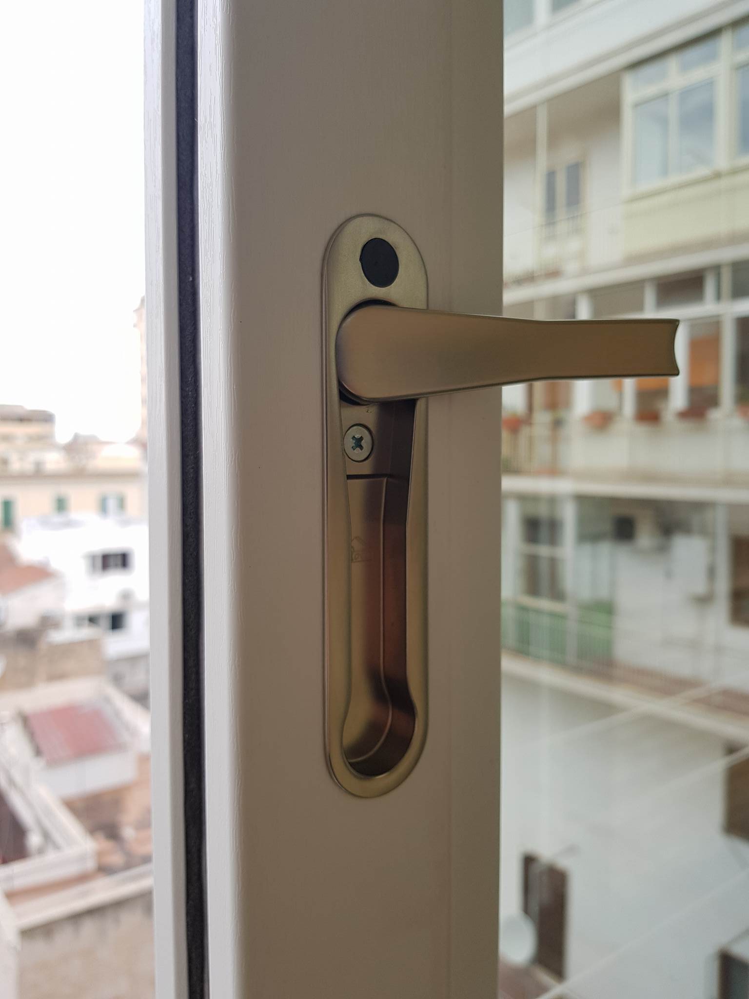 finestra in PVC con maniglia in alluminio