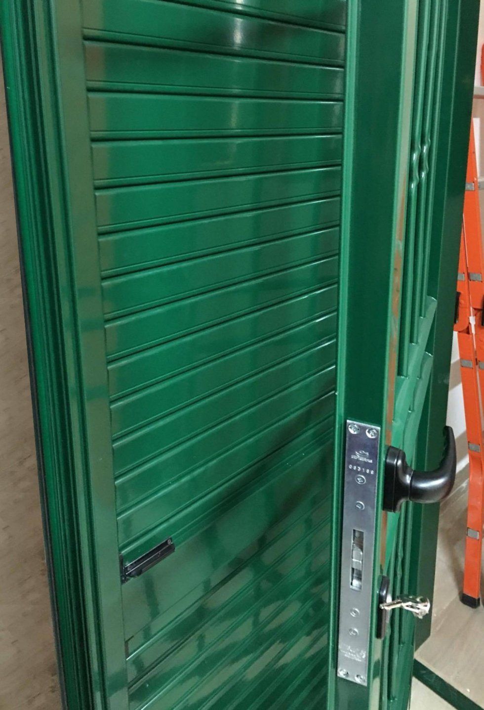 porta finestra con inferriata verde