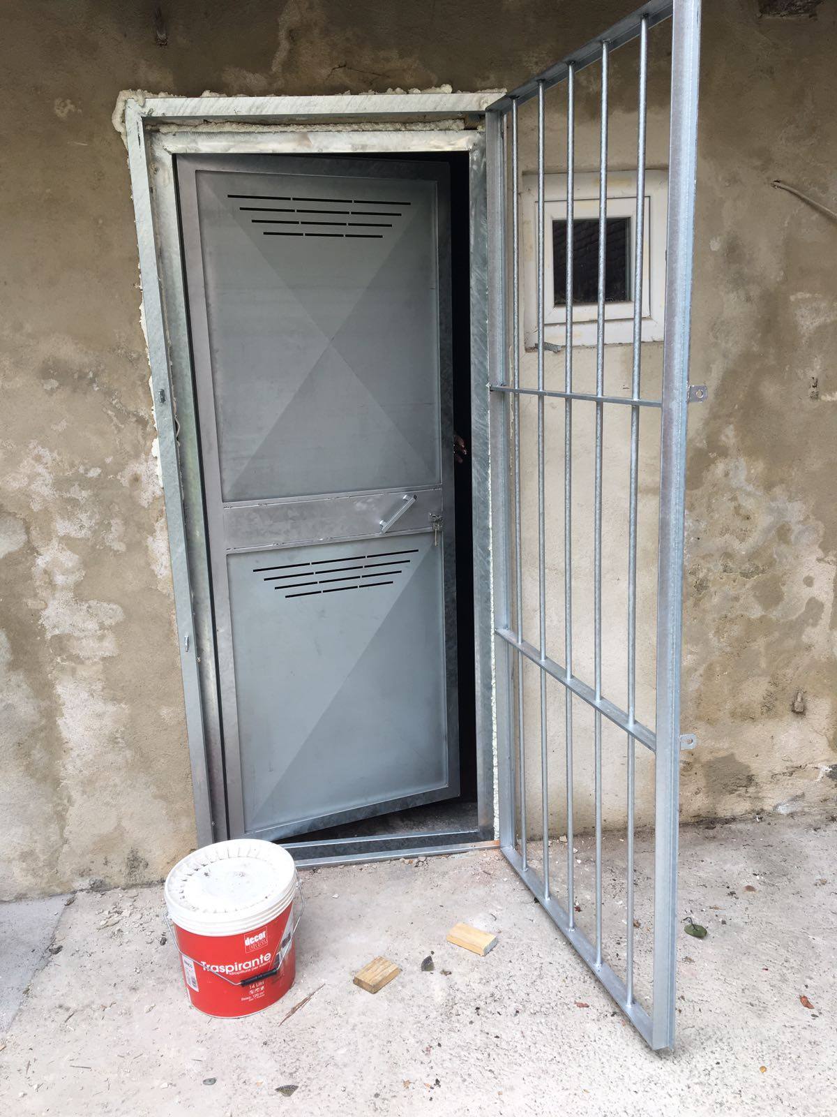 porta aperta con inferriata