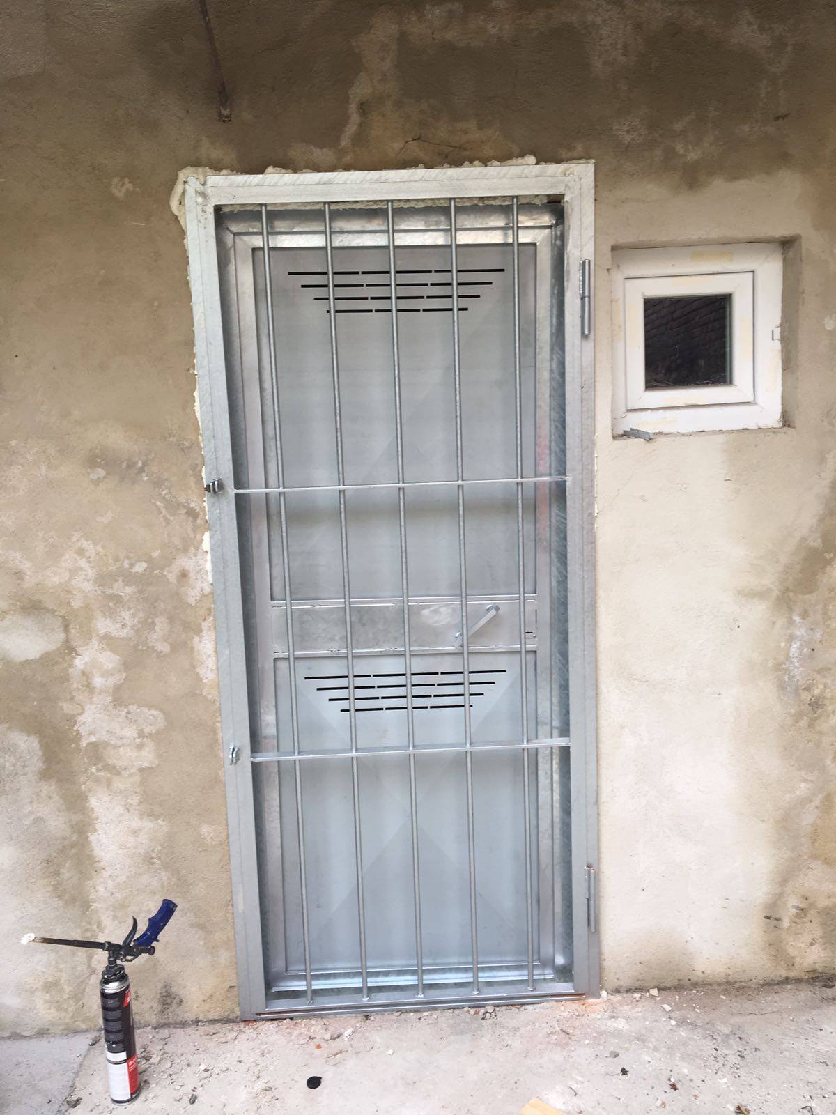 porta con inferriata