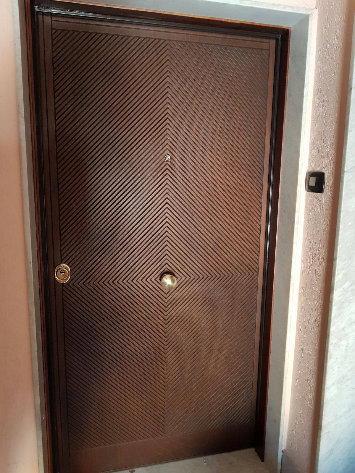 porta blindata con pomello centrale
