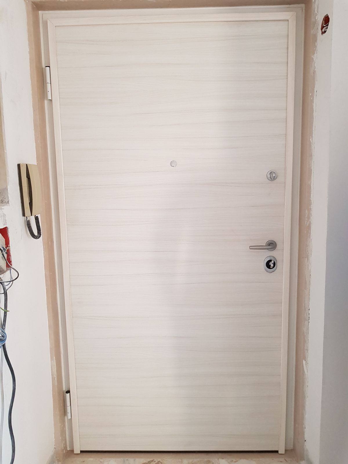 portone blindato in legno chiaro