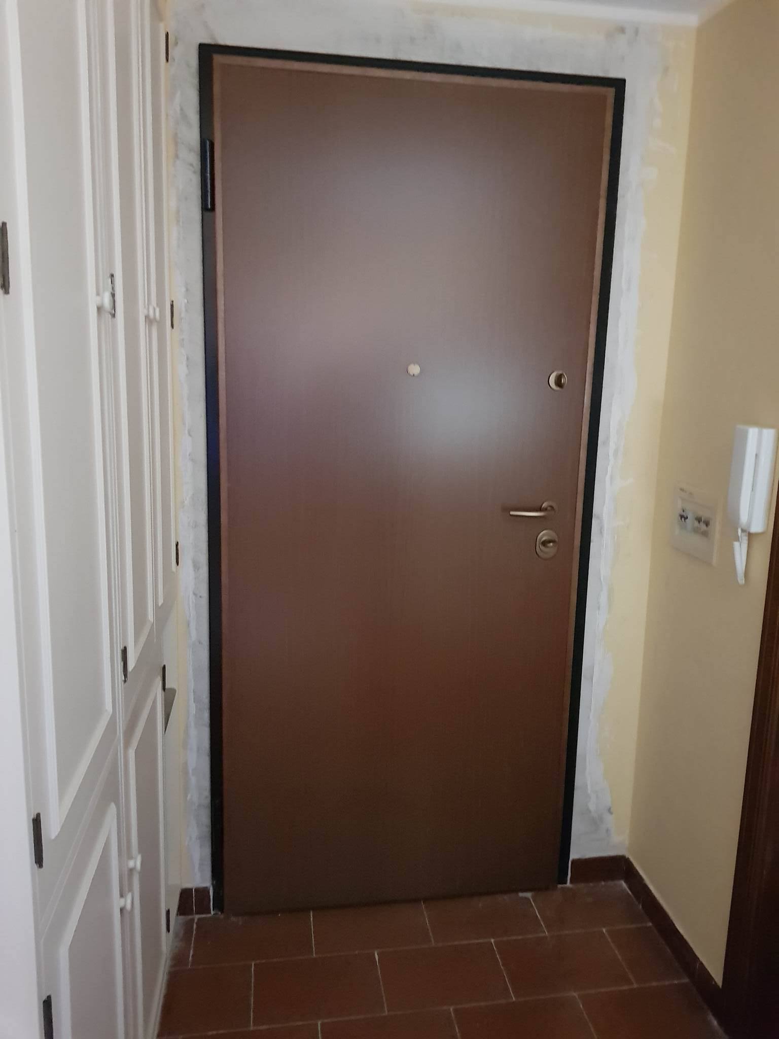 porta blindata con doppia serratura