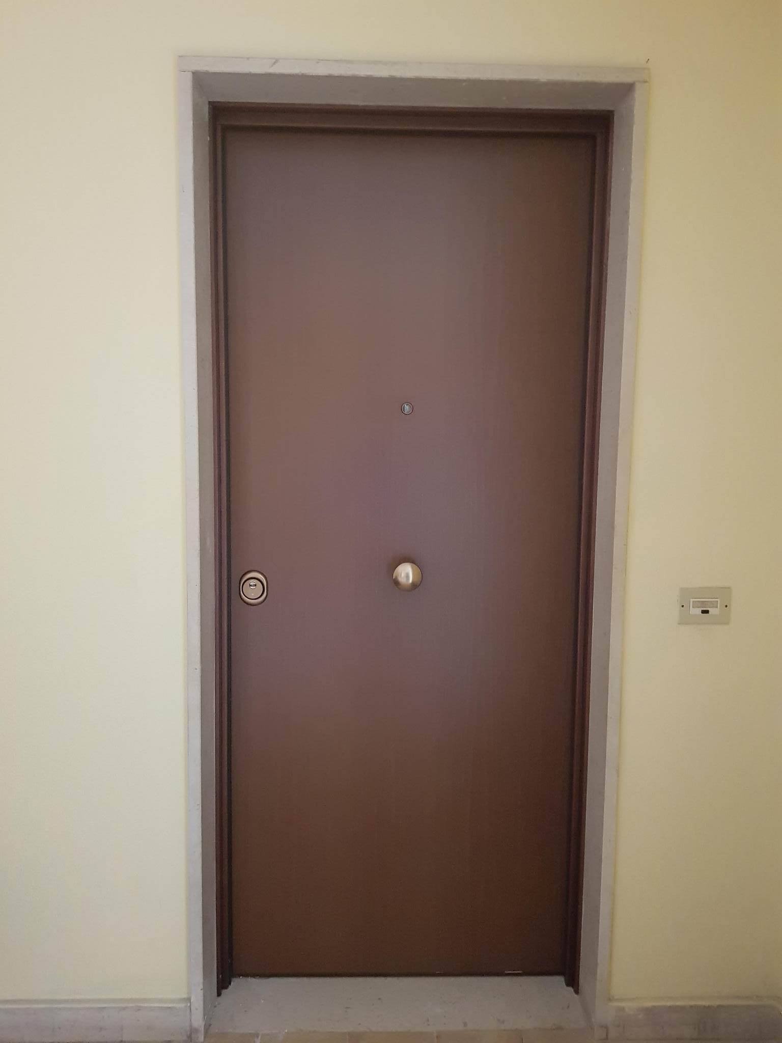 porta blindata con pomello in bronzo