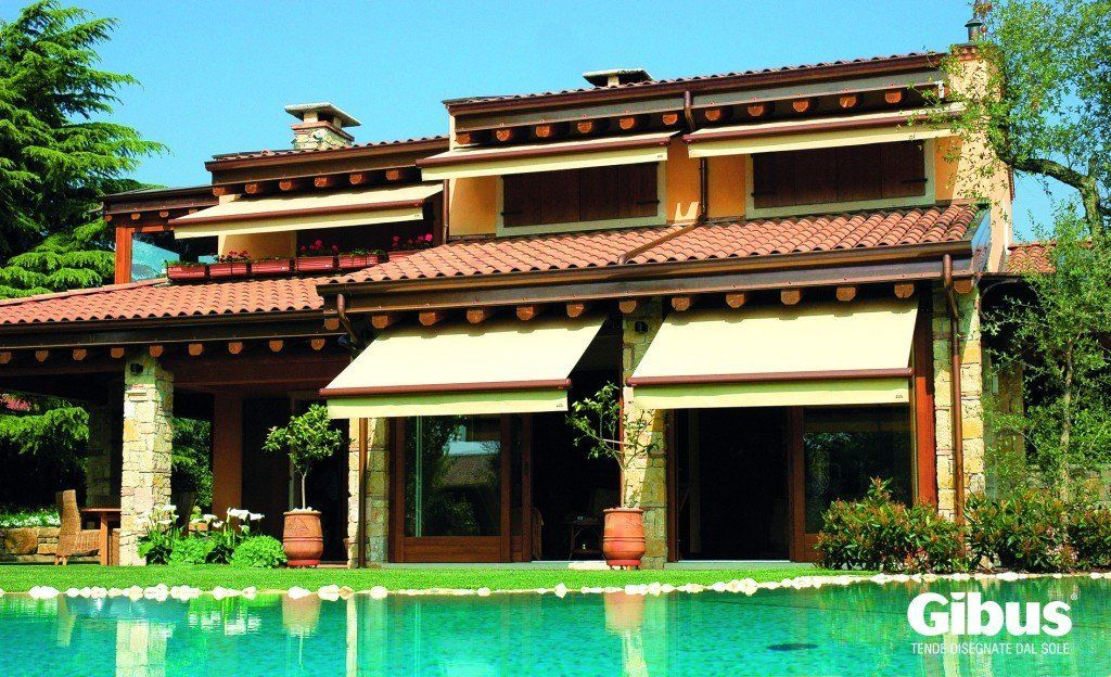 villetta con piscina con tende da sole bianche