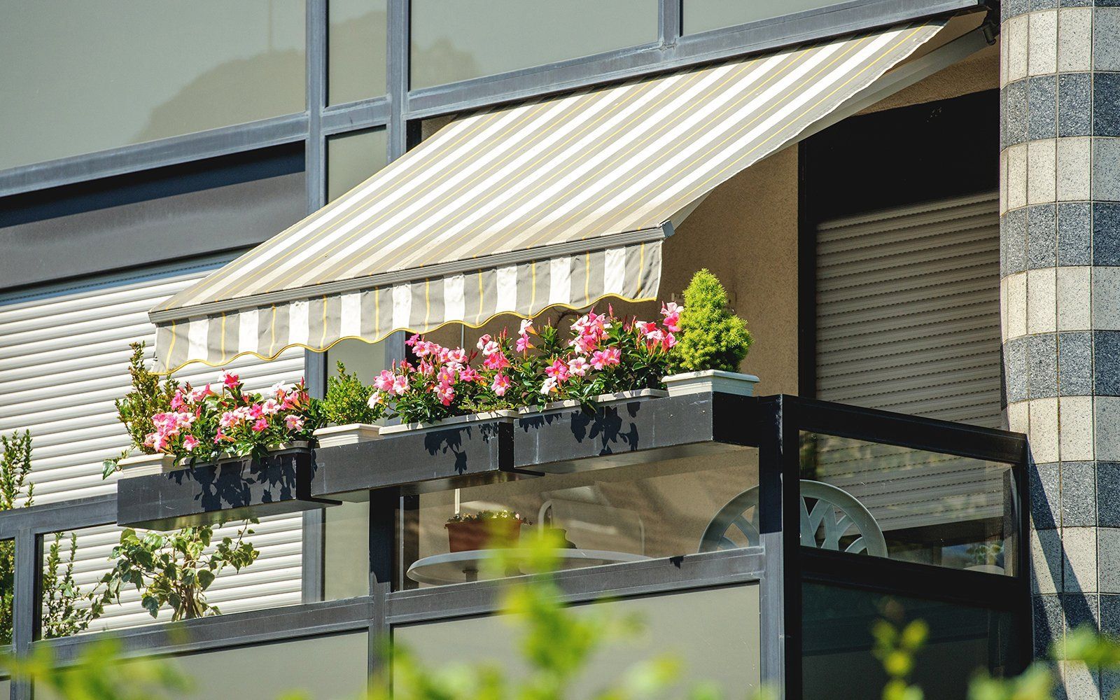Balcone con tende aperte e bellissimi fiori