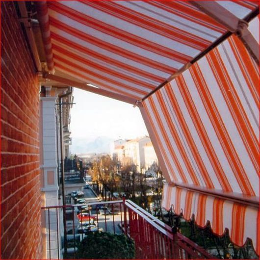 tenda a strisce bianche e arancioni
