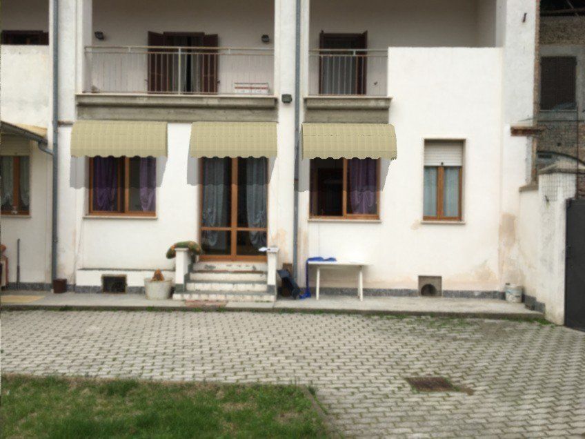 casa bianca con tende da sole bianche