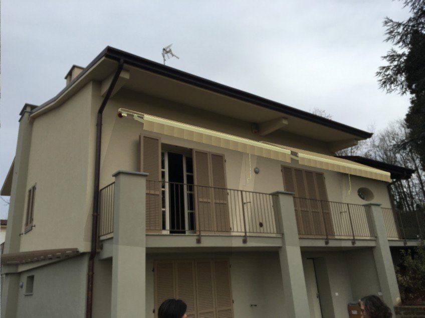 casa a due piani con avvolgibili