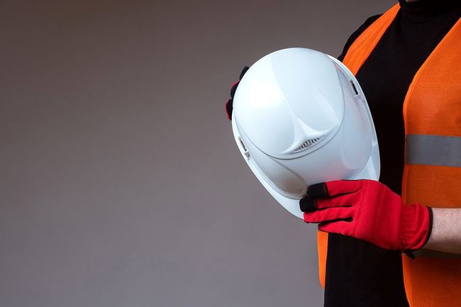 operatore impresa edile con caschetto