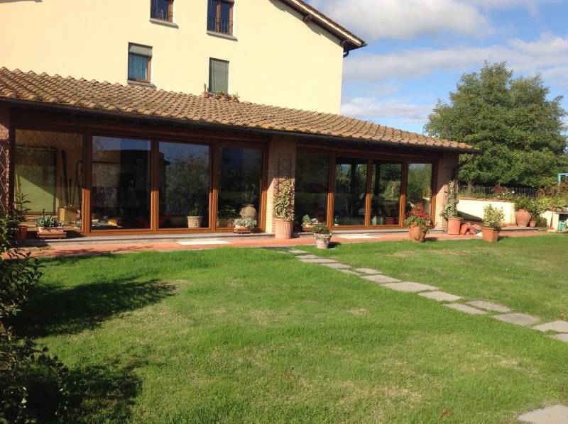 Una grande casa con un grande prato davanti