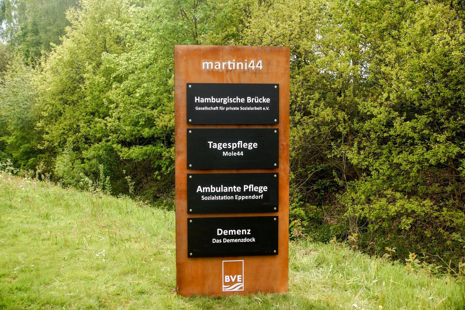Ein Schild mit der Aufschrift „martin44“ steht mitten auf einer Wiese