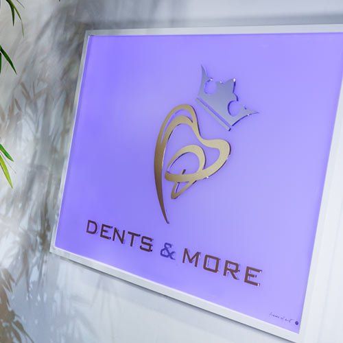 Ein lila Schild mit der Aufschrift "Dellen & mehr"