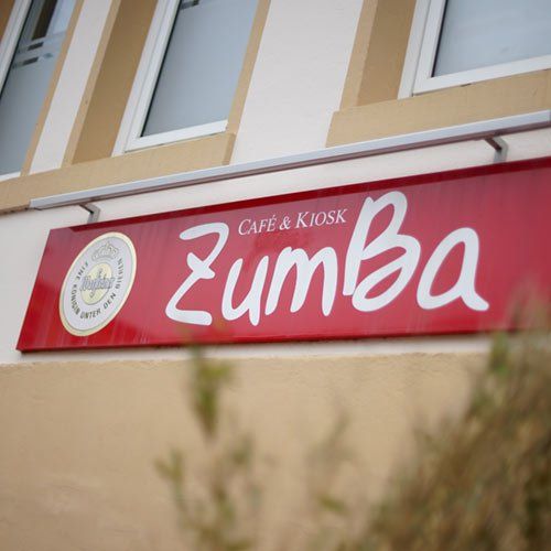 Ein rotes Schild mit der Aufschrift „Zumba“