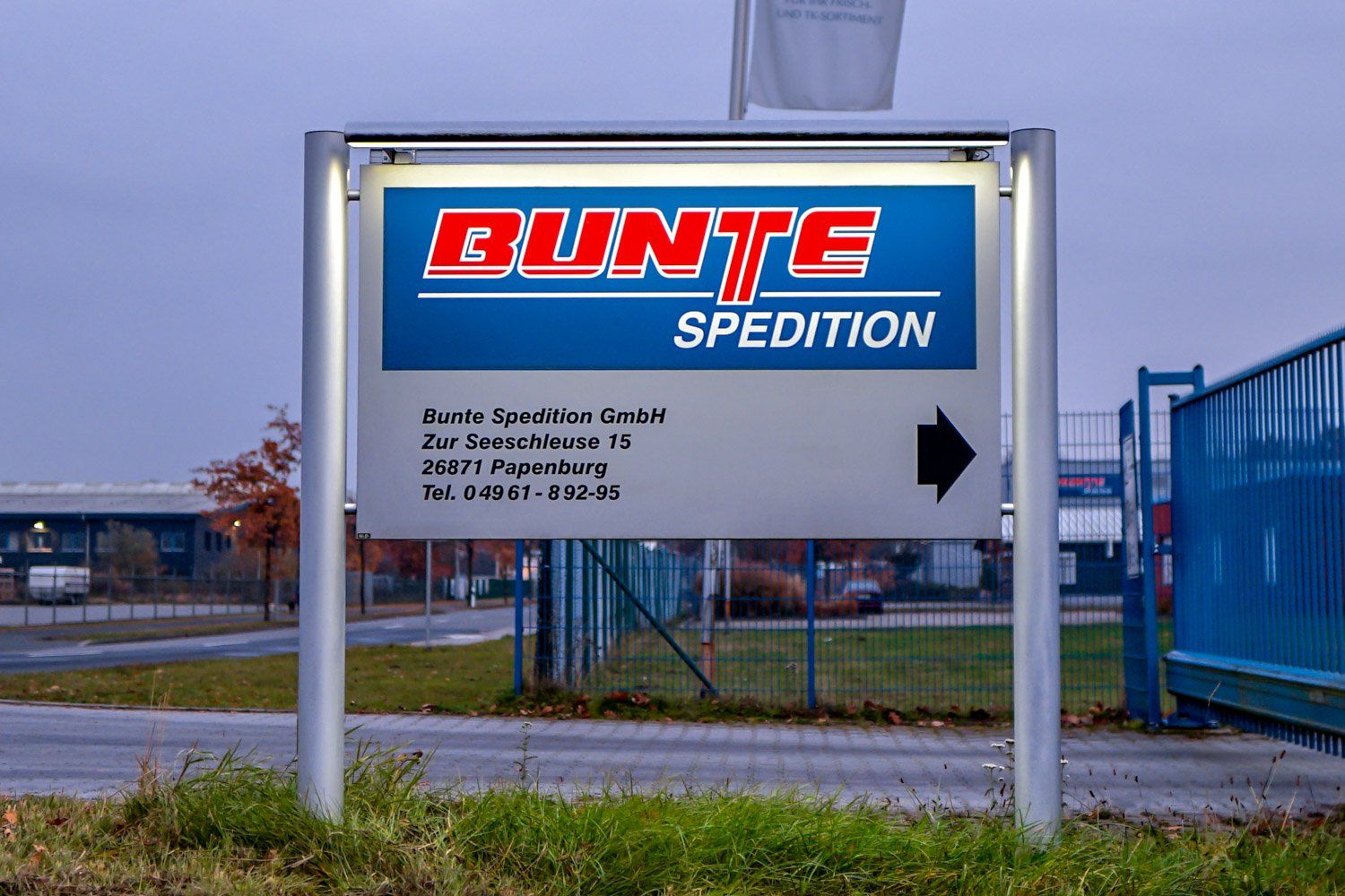 Ein Schild mit der Aufschrift „Bunte Spedition“ und einem nach rechts zeigenden Pfeil