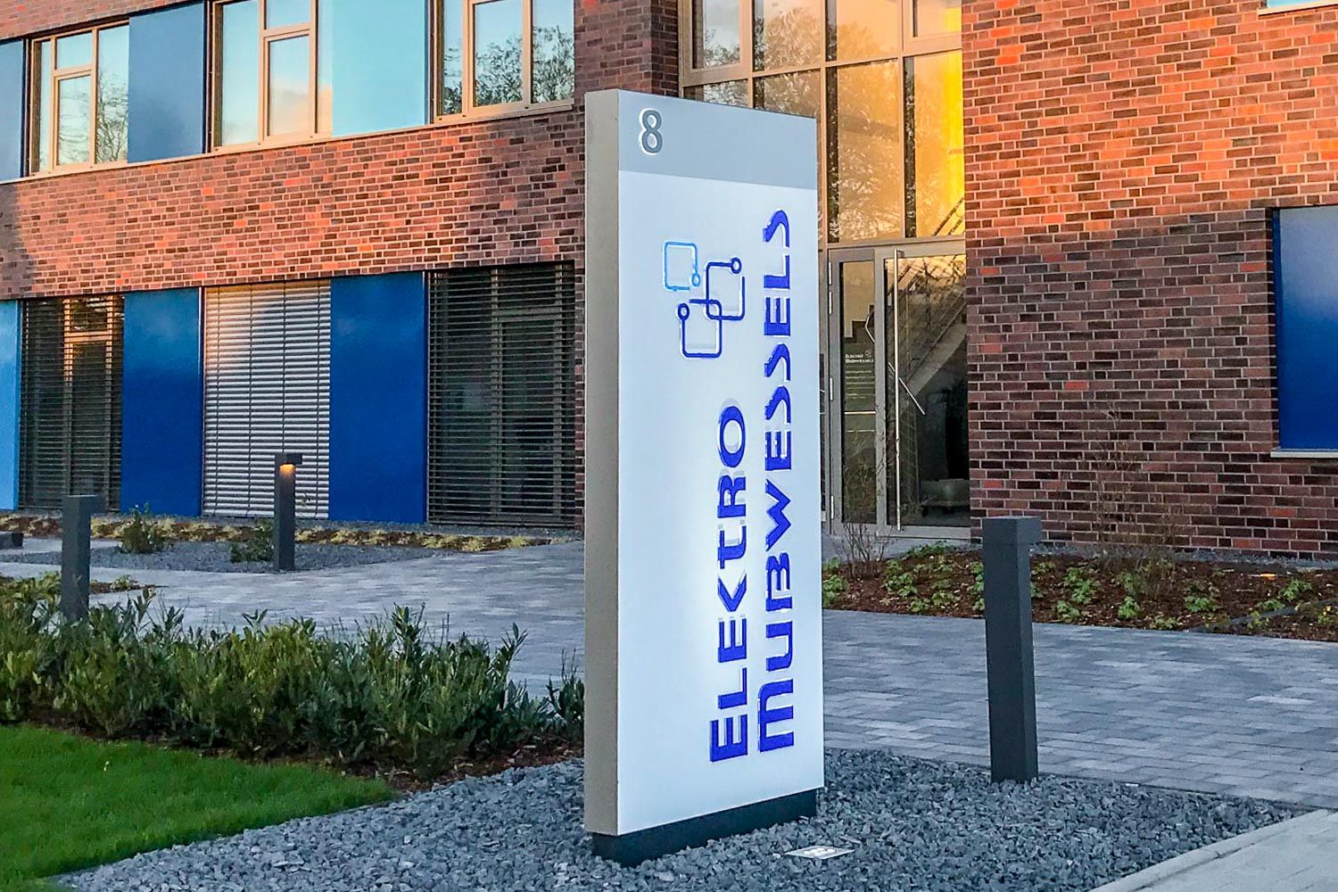 Ein Schild vor einem Gebäude mit der Aufschrift „Elektro Murwesel“