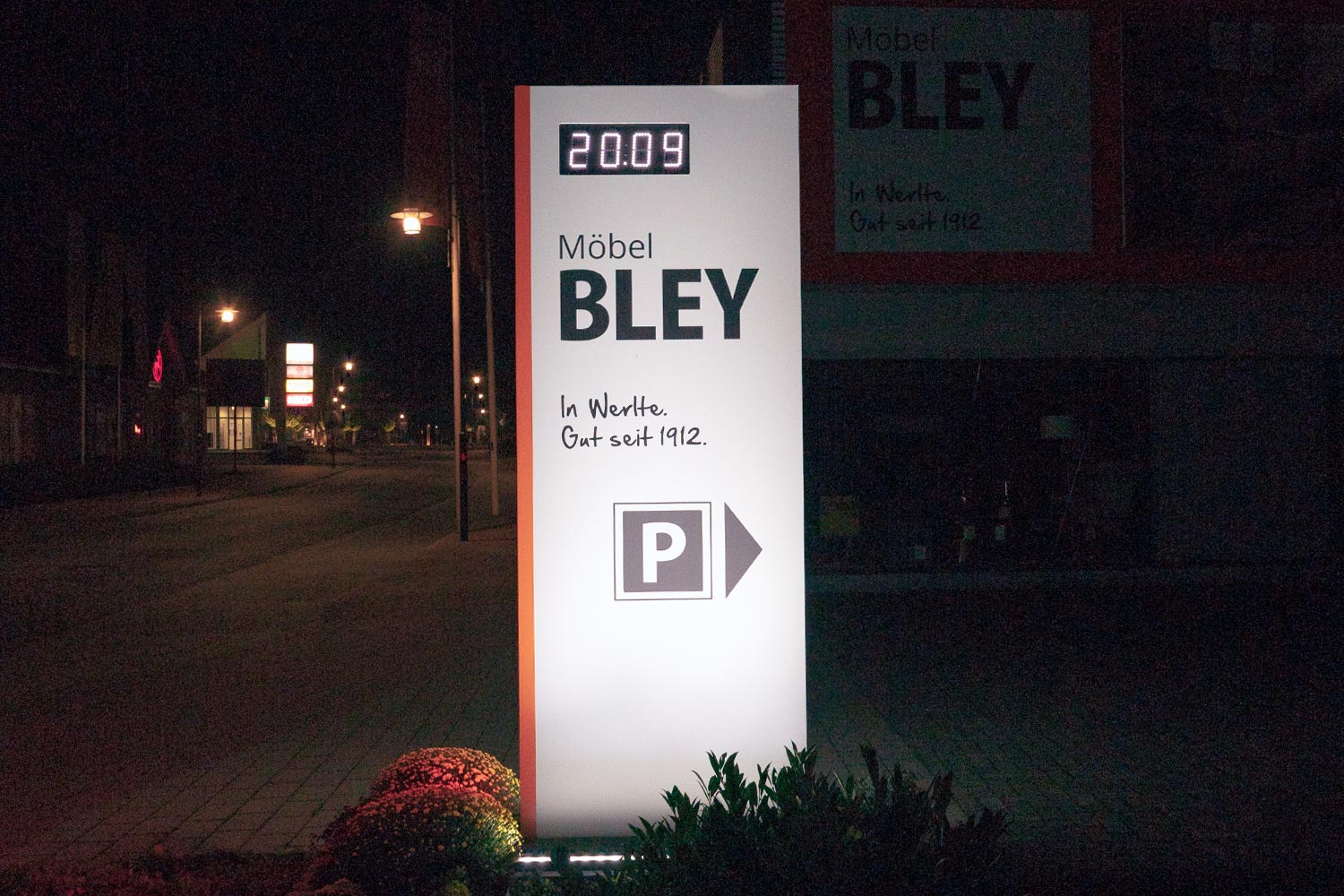 Ein Schild für Bley ist nachts beleuchtet