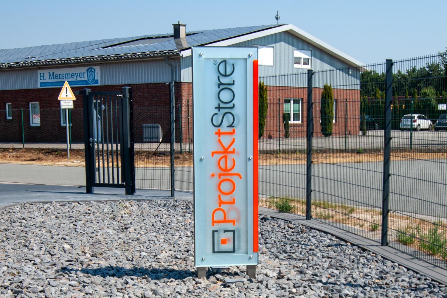 Ein Schild vor einem Gebäude mit der Aufschrift „projektstore“